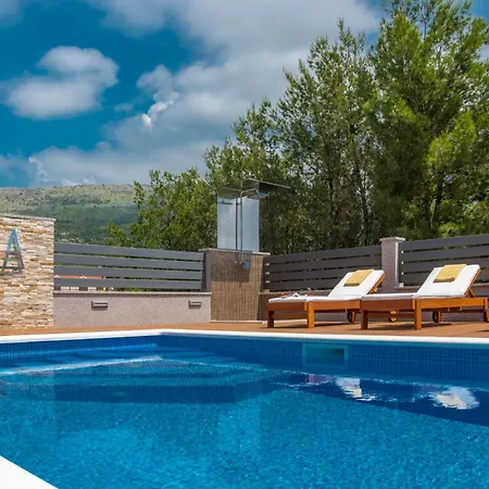 Holiday home Familienfreundliche Arya In Mit Pool